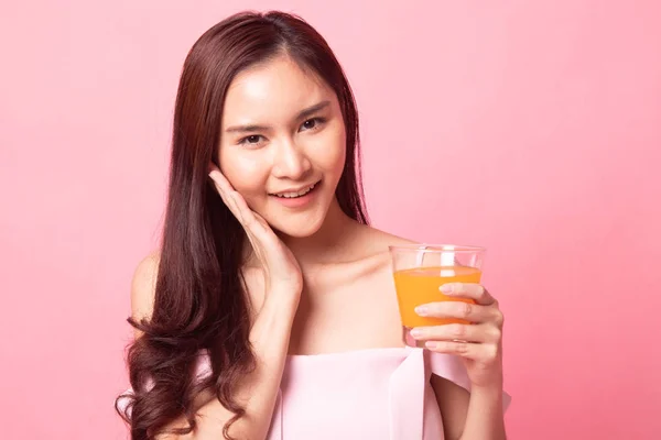 Jonge Aziatische Vrouw Tevreden Glimlach Met Sinaasappelsap Roze Achtergrond — Stockfoto