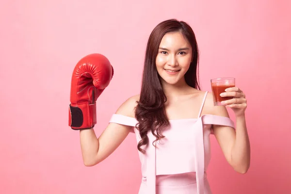 Młoda Kobieta Azjatyckich Soku Pomidorowego Rękawice Bokserskie Różowym Tle — Zdjęcie stockowe