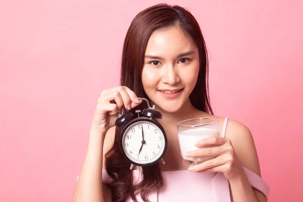 Saludable Joven Asiática Mujer Beber Leche Espectáculo Reloj Mañana Rosa — Foto de Stock