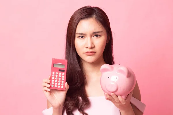 Όμορφη Νεαρή Γυναίκα Ασίας Αριθμομηχανή Και Κουμπαράς Ροζ Φόντο — Φωτογραφία Αρχείου