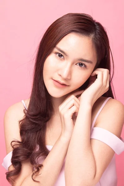 Portret Van Mooie Jonge Aziatische Vrouw Roze Achtergrond — Stockfoto
