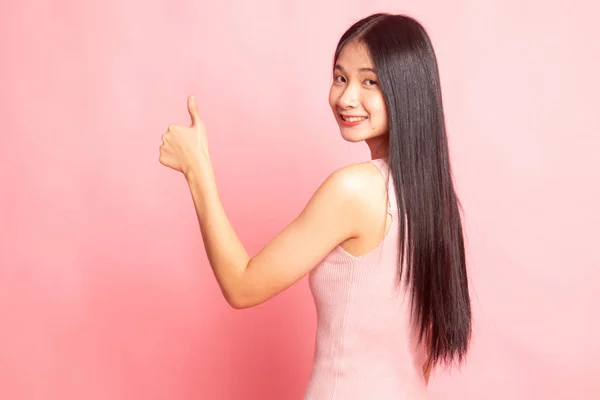 Молодая Азиатка Поворачивает Большие Пальцы Вверх Розовом Фоне — стоковое фото
