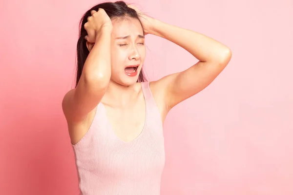 Gestresste Junge Asiatische Geschäftsfrau Schreit Auf Rosa Hintergrund — Stockfoto