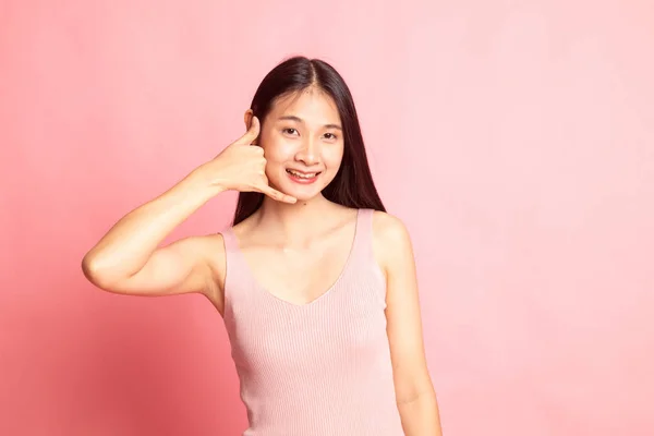 Νεαρή Ασιατική Γυναίκα Δείχνουν Τηλεφωνική Χειρονομία Ροζ Φόντο — Φωτογραφία Αρχείου