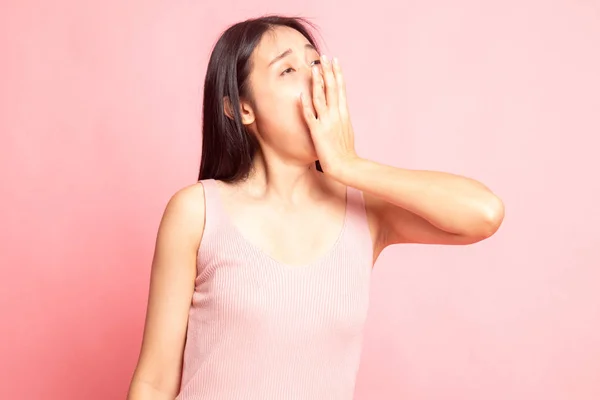 Sömnig Ung Asiatisk Kvinna Gäspar Rosa Bakgrund — Stockfoto