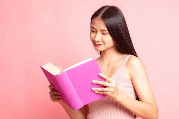 Junge Asiatin Las Ein Buch Auf Rosa Hintergrund — Stockfoto