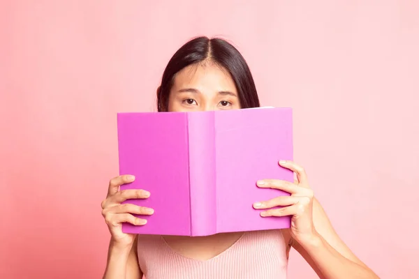 Junge Asiatische Frau Mit Einem Bucheinband Ihr Gesicht Auf Rosa — Stockfoto