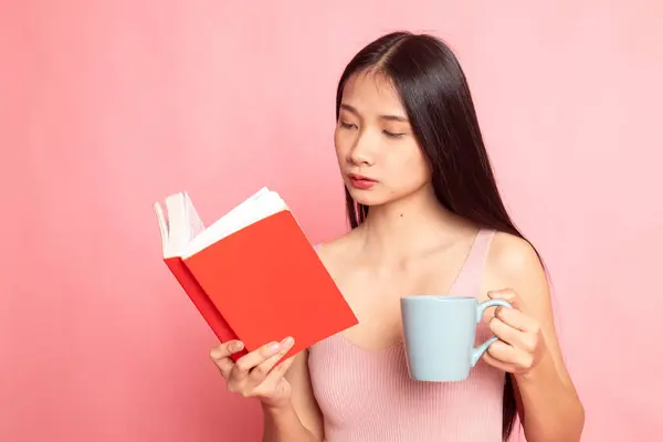 Junge Asiatin Mit Einem Buch Und Einer Tasse Kaffee Auf — Stockfoto