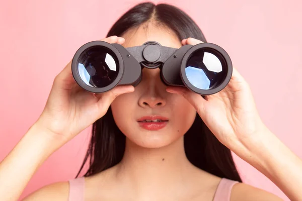 Giovane Donna Asiatica Con Binocolo Sfondo Rosa — Foto Stock