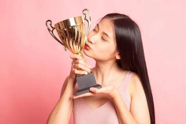 Succesvolle Jonge Aziatische Vrouw Houden Zoenen Een Trofee Roze Achtergrond — Stockfoto