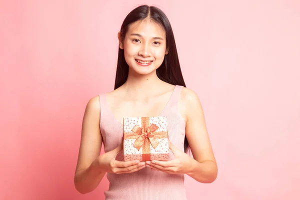 Молодая Азиатка Подарочной Коробкой Розовом Фоне — стоковое фото