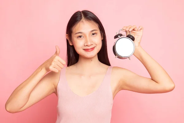 Jeune Asiatique Femme Montrer Pouces Vers Haut Avec Une Horloge — Photo