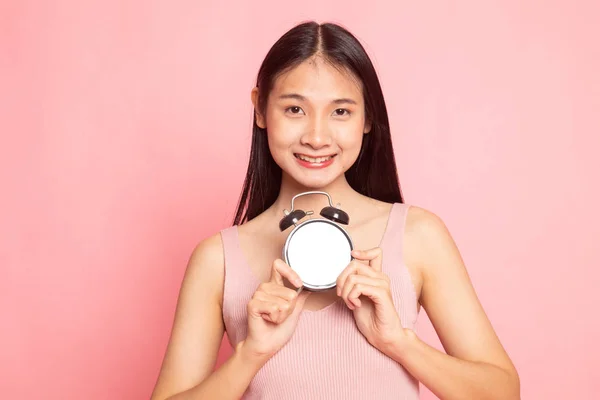 Jeune Femme Asiatique Sourire Avec Une Horloge Sur Fond Rose — Photo