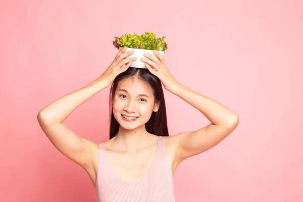 Friska Asiatiska Kvinna Med Sallad Rosa Bakgrund — Stockfoto