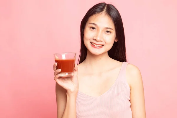 Junge Asiatin Trinkt Tomatensaft Auf Rosa Hintergrund — Stockfoto