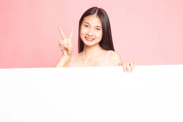 Молодая Азиатка Показывает Знак Победы Пустым Знаком Розовом Фоне — стоковое фото