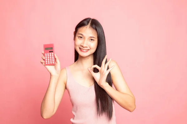 Asiática Mujer Espectáculo Con Calculadora Rosa Fondo —  Fotos de Stock