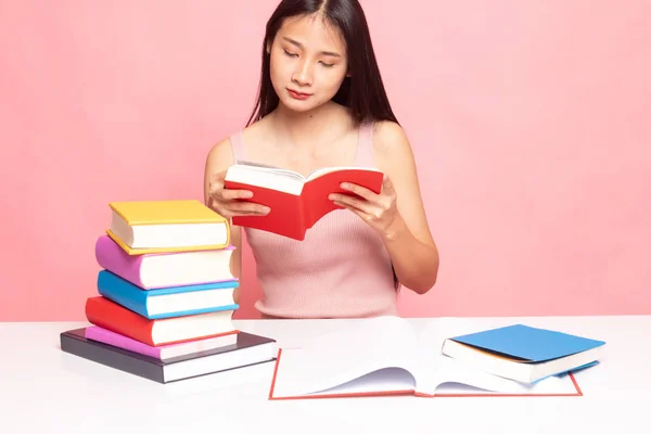 Junge Asiatin Las Ein Buch Mit Büchern Auf Dem Tisch — Stockfoto