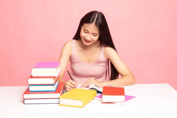 Junge Asiatin Las Ein Buch Mit Büchern Auf Dem Tisch — Stockfoto
