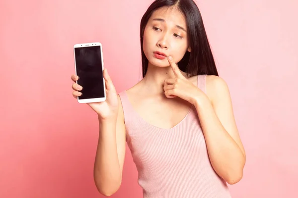 Joven Mujer Asiática Con Teléfono Móvil Sobre Fondo Rosa —  Fotos de Stock