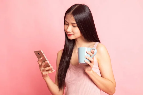 Mujer Asiática Joven Con Teléfono Móvil Taza Café Sobre Fondo —  Fotos de Stock