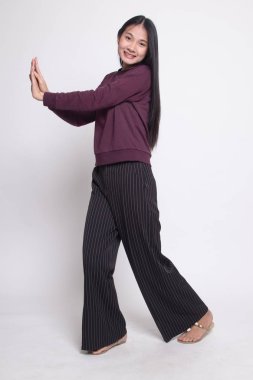 Güzel genç Asyalı kadının tam vücut itin bir şey beyaz arka plan üzerinde