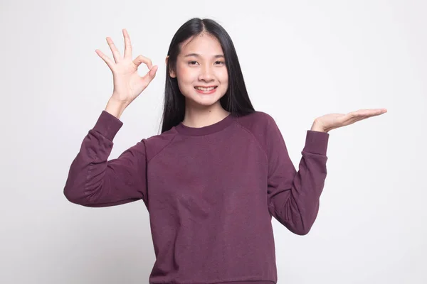 Красивая Молодая Азиатка Показать Ладонь Знак Белом Фоне — стоковое фото