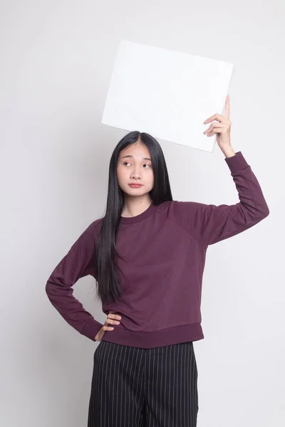 Joven Mujer Asiática Con Blanco Cartel Blanco Sobre Fondo Blanco —  Fotos de Stock
