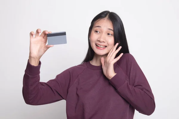 Jeune Femme Asiatique Heureux Avec Carte Blanche Sur Fond Blanc — Photo
