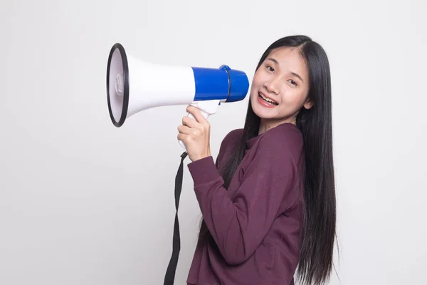 Mooie Jonge Aziatische Vrouw Kondigen Met Megafoon Witte Achtergrond — Stockfoto