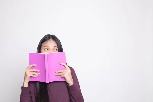 Junge Asiatische Frau Mit Einem Bucheinband Ihr Gesicht Auf Weißem — Stockfoto