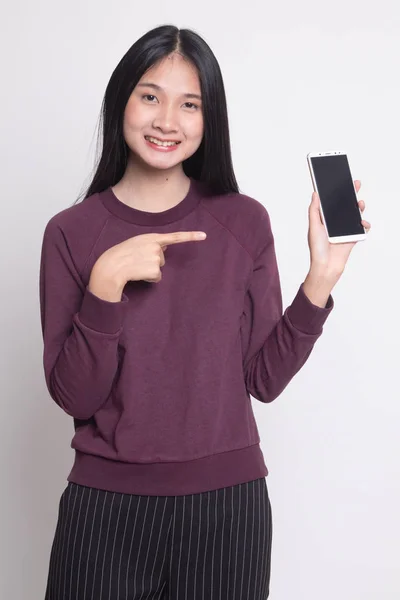 Jovem Mulher Asiática Apontar Para Telefone Móvel Fundo Branco — Fotografia de Stock
