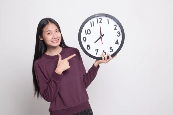 Молодая Азиатка Указывает Часы Белом Фоне — стоковое фото