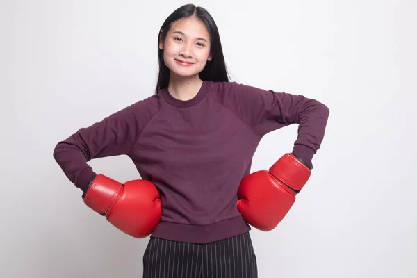 Joven Mujer Asiática Con Guantes Boxeo Rojos Sobre Fondo Blanco — Foto de Stock