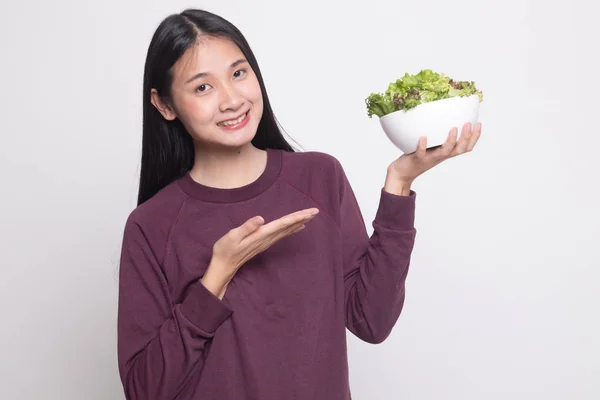 白い背景のサラダと健康的なアジアの女性 — ストック写真
