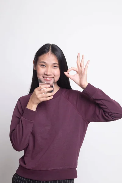 Jeune Asiatique Femme Montrer Avec Verre Eau Potable Sur Fond — Photo