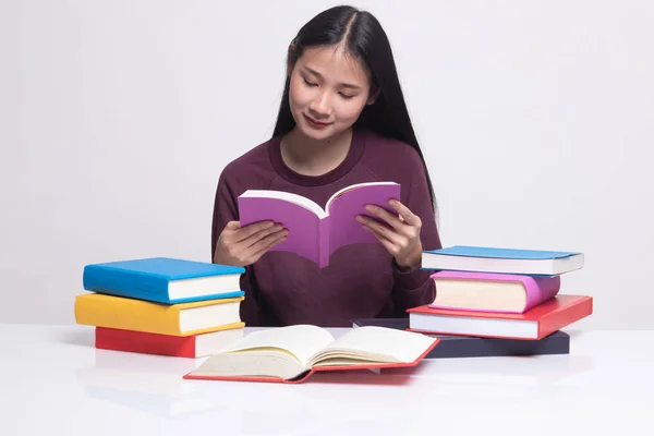 Junge Asiatische Frau Las Ein Buch Mit Büchern Auf Dem — Stockfoto