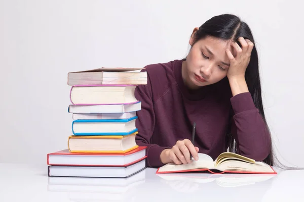 Utmattad Ung Asiatisk Kvinna Läsa Bok Med Böcker Bord Vit — Stockfoto