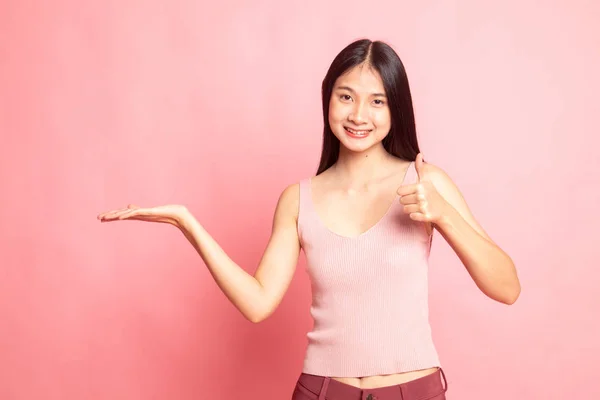 Bella Giovane Donna Asiatica Mostra Mano Palma Pollici Sfondo Rosa — Foto Stock