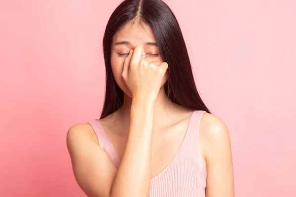 Joven Mujer Asiática Enfermó Dolor Cabeza Sobre Fondo Rosa — Foto de Stock
