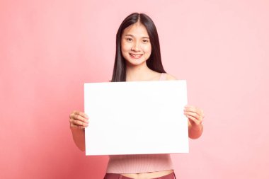 Pembe arka planda beyaz boş işareti olan genç Asyalı kadın.