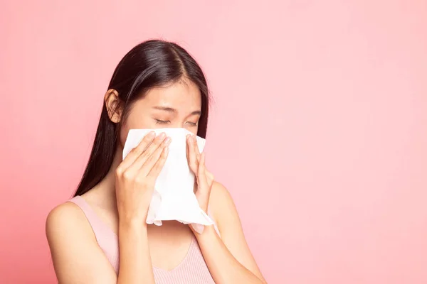 Ung Asiatisk Kvinna Blev Sjuk Och Influensa Rosa Bakgrund — Stockfoto
