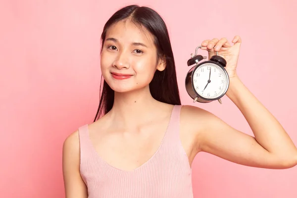Joven Mujer Asiática Con Reloj Sobre Fondo Rosa —  Fotos de Stock