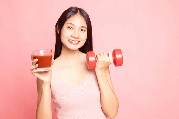 年轻健康的亚洲女人 粉红背景的哑铃和番茄汁 — 图库照片