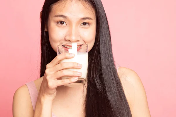 Gesunde Asiatin Trinkt Ein Glas Milch Auf Rosa Hintergrund — Stockfoto