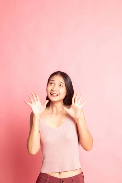 Jovem Mulher Asiática Excitada Olhar Para Cima Fundo Rosa — Fotografia de Stock