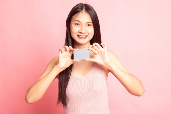아시아 여자가 배경에 카드로 웃는다 — 스톡 사진