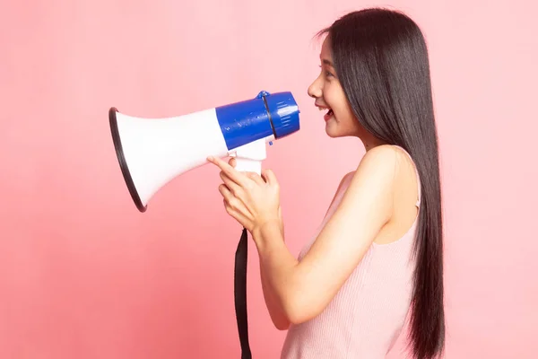 Belle Jeune Femme Asiatique Annoncer Avec Mégaphone Sur Fond Rose — Photo