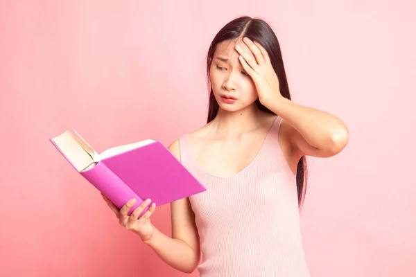 Ung Asiatisk Kvinna Fick Huvudvärk Läsa Bok Rosa Bakgrund — Stockfoto