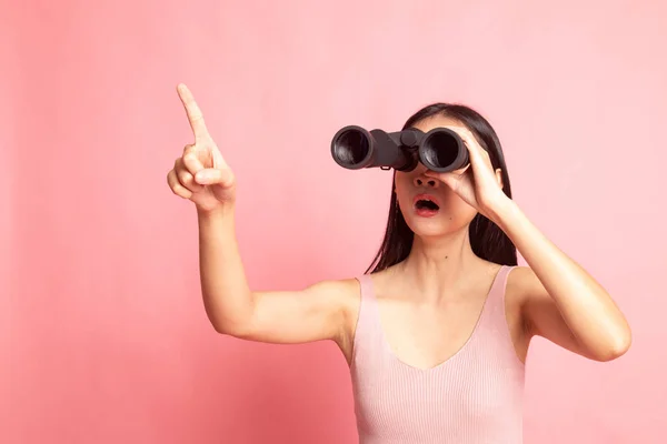 Joven Mujer Asiática Punto Mira Con Prismáticos Sobre Fondo Rosa — Foto de Stock